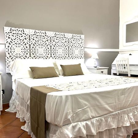 Bed and Breakfast MILUAUR - centro storico - lungo la via della Musica! Napoli Esterno foto