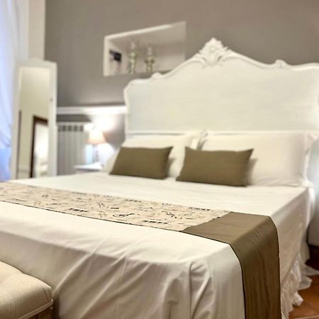 Bed and Breakfast MILUAUR - centro storico - lungo la via della Musica! Napoli Esterno foto