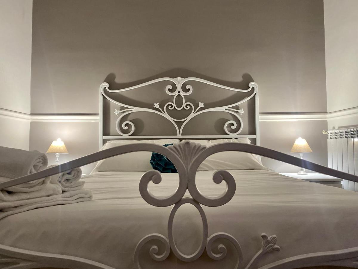 Bed and Breakfast MILUAUR - centro storico - lungo la via della Musica! Napoli Esterno foto