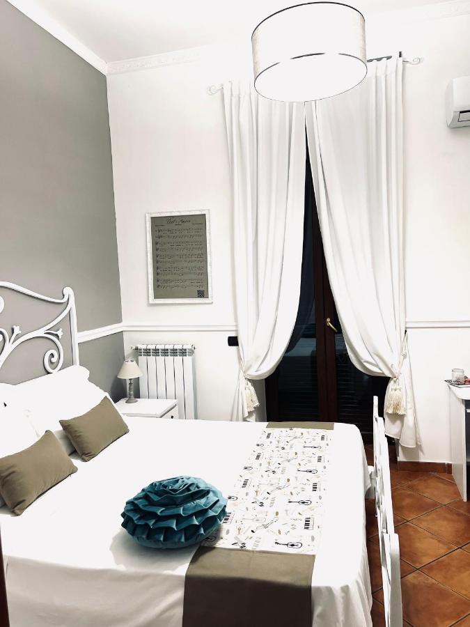 Bed and Breakfast MILUAUR - centro storico - lungo la via della Musica! Napoli Esterno foto