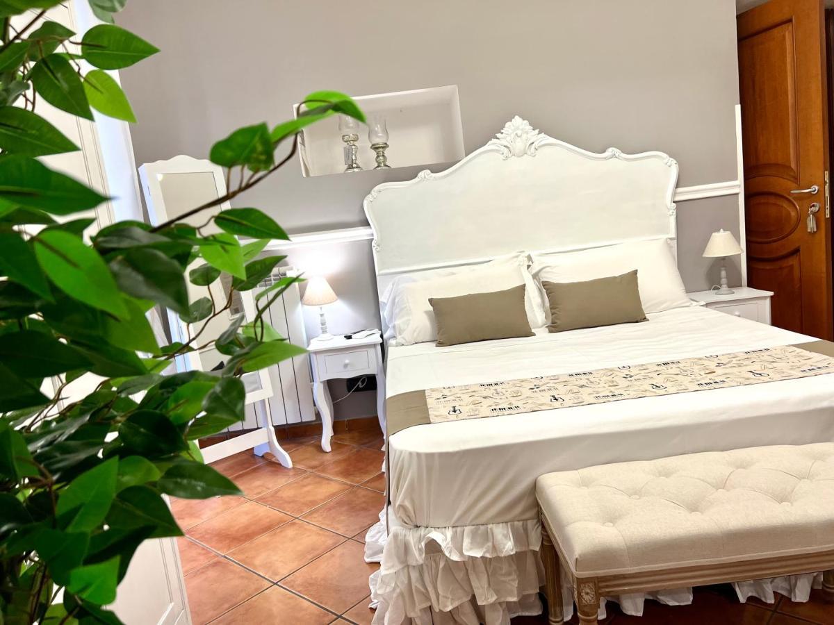 Bed and Breakfast MILUAUR - centro storico - lungo la via della Musica! Napoli Esterno foto