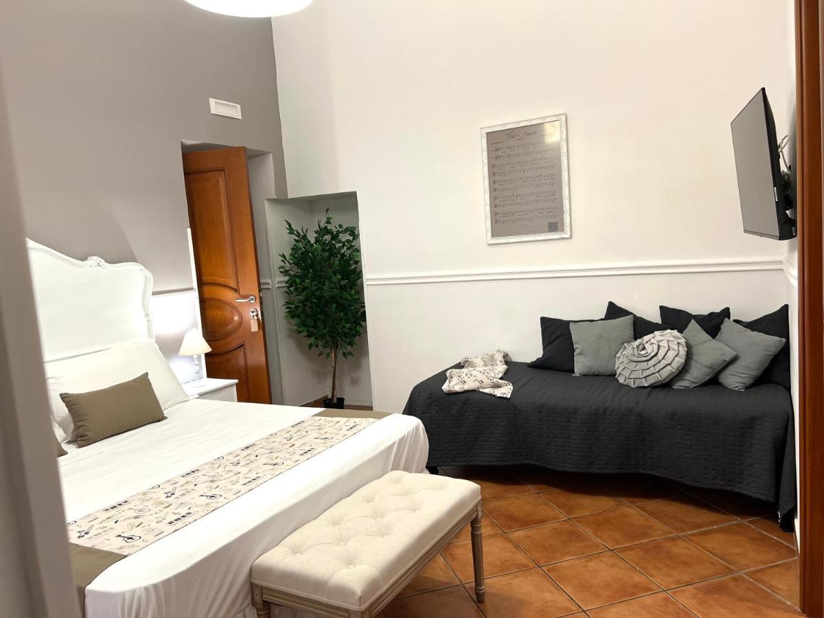 Bed and Breakfast MILUAUR - centro storico - lungo la via della Musica! Napoli Esterno foto